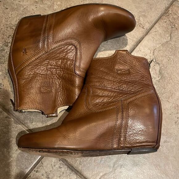 Frye Carson Cognac Brown Leather Hidden Wedge Ankle Boots Womens Size 10 - Picture 9 of 14